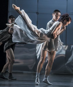 Members of Beijing Dance LDTX performing Treading on Grass. Photographer: Li Jian-Yang